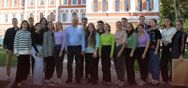Зустріч ректора К-ПНУ з першокурсниками у межах проєкту «Кава з ректором» Зустріч ректора К-ПНУ з першокурсниками у межах проєкту «Кава з ректором»