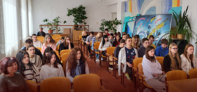 Про особливості здобуття освіти на факультеті іноземної філології та вступну кампанію поспілкувалися з випускниками комунальних закладів освіти м. Хмельницький