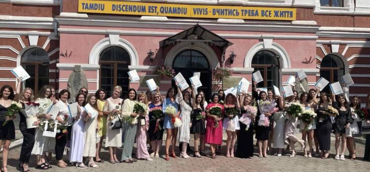 Вітаємо випускників! Вітаємо випускників!